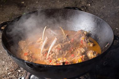 Yangın orman seyahat Lifestyle tatil kavramı içinde açık yanan alev üzerinde pişirme su ısıtıcısı