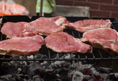 Izgara dana biftek ızgara. alevli ızgara ve seçici odak ile atış ızgara biftek