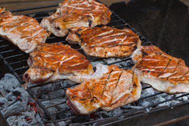 Izgara dana biftek ızgara. alevli ızgara ve seçici odak ile atış ızgara biftek