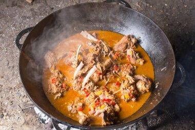 Yangın orman seyahat Lifestyle tatil kavramı içinde açık yanan alev üzerinde pişirme su ısıtıcısı