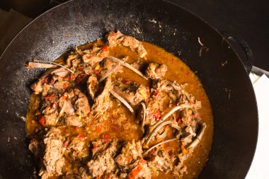 Yangın orman seyahat Lifestyle tatil kavramı içinde açık yanan alev üzerinde pişirme su ısıtıcısı