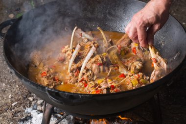 Yangın orman seyahat Lifestyle tatil kavramı içinde açık yanan alev üzerinde pişirme su ısıtıcısı