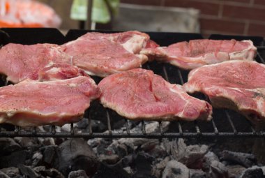 Alevli ızgarada ızgara biftekler seçici bir odak ile vurulacak.