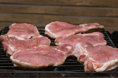 Izgara dana biftek ızgara. alevli ızgara ve seçici odak ile atış ızgara biftek