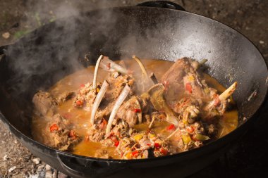 Yangın orman seyahat Lifestyle tatil kavramı içinde açık yanan alev üzerinde pişirme su ısıtıcısı