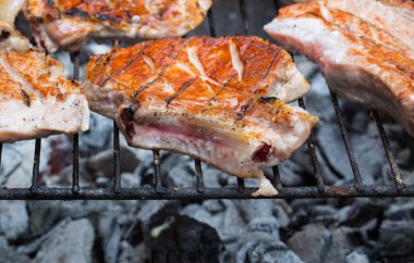 Izgara dana biftek ızgara. alevli ızgara ve seçici odak ile atış ızgara biftek