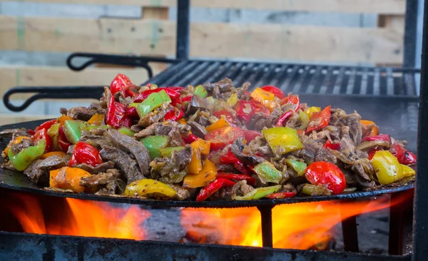 Zomer barbecue. Vlees Bbq met kruiden en groenten. Buitengrill voedsel — Stockfoto