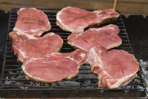 Grillen steaks op vlammende grill en schot met selectieve focus — Stockfoto