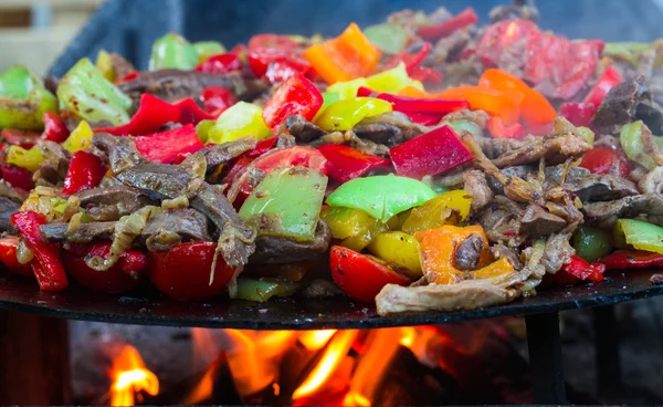 Voedsel Rundvlees Bbq Grill Met Vuur Geserveerd Met Tomaten Geroosterde — Stockfoto