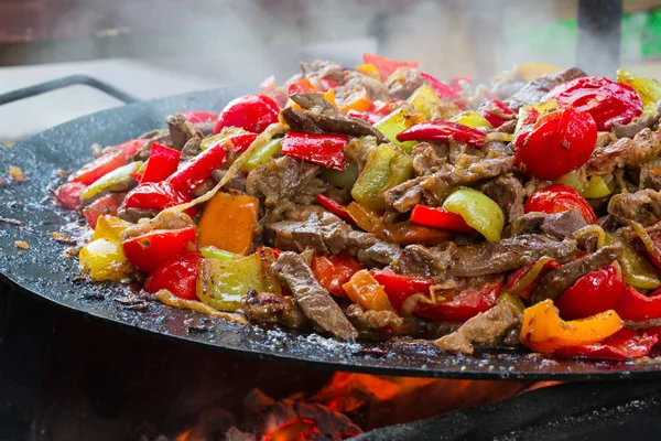 Yaz Barbekü. Et barbekü sebze ve otlar ile. Açık ızgara gıda