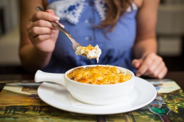 Beyaz kap yemek sığır eti taze lazanya