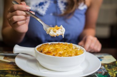 Beyaz kap yemek sığır eti taze lazanya