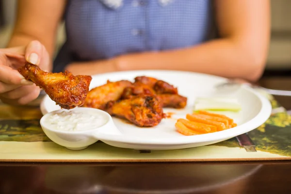Tahta masada tavuk kanadı tabağı