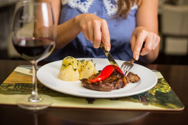 Izgara biftek pişmiş sebze ve taze biberiye