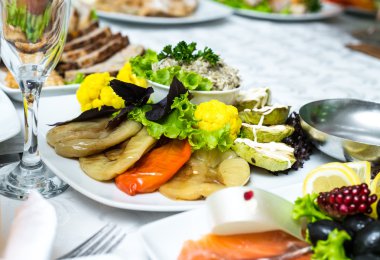 Kavrulmuş peppers plaka üzerinde