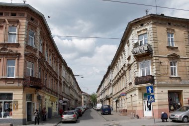 Antik Ukrayna şehri Lviv. Ukrayna 'nın ve dünyanın eski şehirlerinin mimarisi. Lviv 'in merkezindeki eski evler. Eski şehrin sokakları. Ukrayna şehirleri. Eski şehirde arabalar..