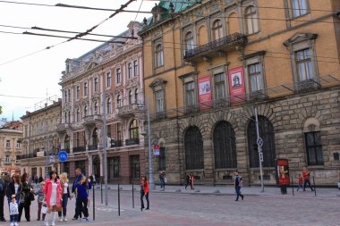 Antik Ukrayna şehri Lviv. Ukrayna 'nın ve dünyanın eski şehirlerinin mimarisi. Lviv 'in merkezindeki eski evler. Eski şehrin sokakları. Ukrayna şehirleri. Eski şehirde arabalar..