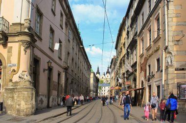 Antik Ukrayna şehri Lviv. Ukrayna 'nın ve dünyanın eski şehirlerinin mimarisi. Lviv 'in merkezindeki eski evler. Eski şehrin sokakları. Ukrayna şehirleri. Eski şehirde arabalar..