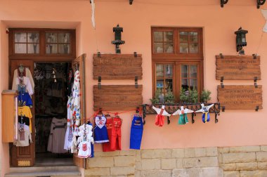 Antik Ukrayna şehri Lviv. Ukrayna 'nın ve dünyanın eski şehirlerinin mimarisi. Lviv 'in merkezindeki eski evler. Eski şehrin sokakları. Ukrayna şehirleri. Eski şehirde arabalar..