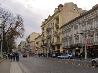 Antik Ukrayna şehri Lviv. Ukrayna 'nın ve dünyanın eski şehirlerinin mimarisi. Lviv 'in merkezindeki eski evler. Eski şehrin sokakları. Ukrayna şehirleri. Eski şehirde arabalar..