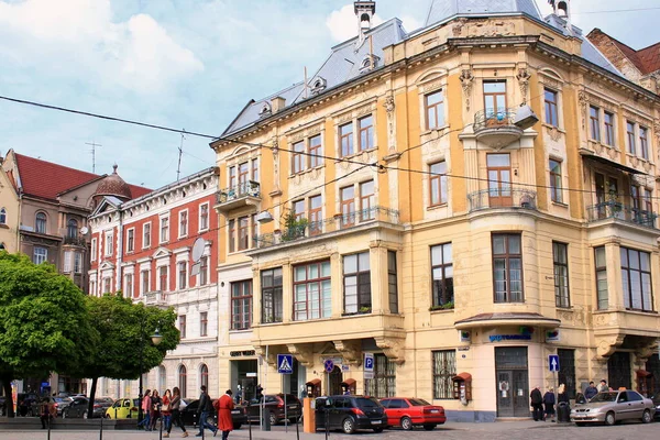 Antik Ukrayna şehri Lviv. Ukrayna 'nın ve dünyanın eski şehirlerinin mimarisi. Lviv 'in merkezindeki eski evler. Eski şehrin sokakları. Ukrayna şehirleri. Eski şehirde arabalar..
