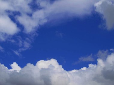  Renkli gökyüzü. Telefon ve tabletler için bulutlardan arkaplan. Bulutlardaki gökyüzü. Susamış toprağın üzerinde fırtına bulutları. 