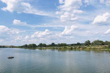 Ternopil 'de oldu. Ternopil manzaralı telefonlar ve Ternopil.Ternopil şelaleleri. Su kenarında aile tatili. Güneşli bir sabah. Batı Ukrayna manzarası. Ternopil arazisinin seti. Mavi gökyüzünün arka planında.