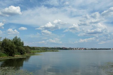Ternopil 'de oldu. Ternopil manzaralı telefonlar ve Ternopil.Ternopil şelaleleri. Su kenarında aile tatili. Güneşli bir sabah. Batı Ukrayna manzarası. Ternopil arazisinin seti. Mavi gökyüzünün arka planında.