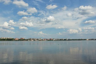 Ternopil 'de oldu. Ternopil manzaralı telefonlar ve Ternopil.Ternopil şelaleleri. Su kenarında aile tatili. Güneşli bir sabah. Batı Ukrayna manzarası. Ternopil arazisinin seti. Mavi gökyüzünün arka planında.