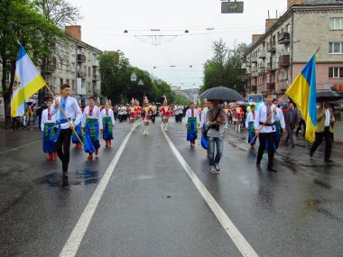  Okul aşkının hikayesi. Ukrayna okulları mezunu. Mezuniyet kutlaması. Ukraynalı bateristler. Ternopil pınarı. Mezunların valsi.. 