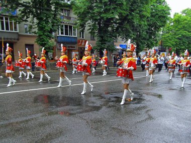  Okul aşkının hikayesi. Ukrayna okulları mezunu. Mezuniyet kutlaması. Ukraynalı bateristler. Ternopil pınarı. Mezunların valsi.. 