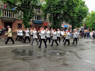  Okul aşkının hikayesi. Ukrayna okulları mezunu. Mezuniyet kutlaması. Ukraynalı bateristler. Ternopil pınarı. Mezunların valsi.. 
