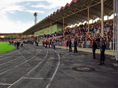  Okul aşkının hikayesi. Ukrayna okulları mezunu. Mezuniyet kutlaması. Ukraynalı bateristler. Ternopil pınarı. Mezunların valsi.. 