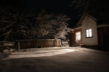 Çiftlikte kış. Kırsal eski ev. Karlı kış. Brzezany bölgesindeki Verbiv köyüne yakın bir yerde. Eski bir evin arka planı.. 