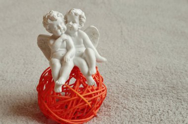  Çocuk topları ve bankın dekoratif figürleri. İç dekorasyon için alçı heykelcikler. Alçı ürünleri: Oturan çocuklar.                           