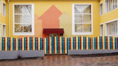   Çiçekli ternopil. Gelecekte anaokulları. Renkli mimari. Çocukların yaratıcılığı. Çocuklara iyi dileklerimle..          