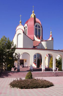 Ternopil 'de diriliş günü. Pazar sabahı kilisenin yanında. Kilisenin yakınındaki insanlar. İsa 'nın bedenindeki insanlar. Parlak güneşli bir sabah. 