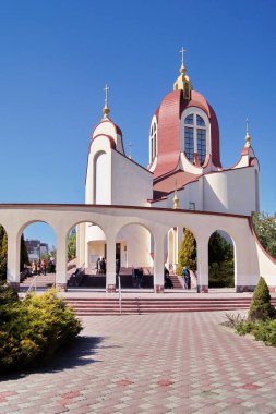 Ternopil 'de diriliş günü. Pazar sabahı kilisenin yanında. Kilisenin yakınındaki insanlar. İsa 'nın bedenindeki insanlar. Parlak güneşli bir sabah. 