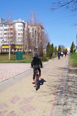  Pazar sabahı. Parkta. Doğada ve çocuk pisliğinde bahar uyanıyor. Baharın ilk nefesi. Telefon ve tablette arkaplan için renkli fotoğraflar. Bahar Çocuk Maratonu. 