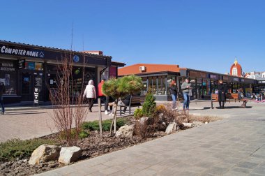  Pazar sabahı. Parkta. Doğada ve çocuk pisliğinde bahar uyanıyor. Baharın ilk nefesi. Telefon ve tablette arkaplan için renkli fotoğraflar. Bahar Çocuk Maratonu. 