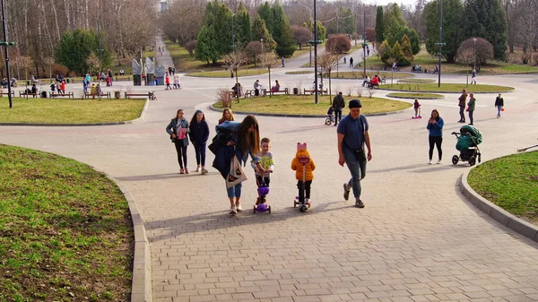 Domingo Por Mañana Parque Despertar Primavera Naturaleza Los Chiildren Primer — Foto de Stock