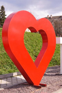 Ternopil 'in manzaraları ve manzaraları. Ternopil üzerinde bahar gökyüzü bulutları. Eğlence için şehir parkı yolu. Ternopil yaşadığın şehir. Ternopil 'in kalbi yaşıyor. Kızıl Kalbin Anıtı. 