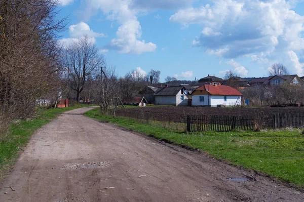 Wioska Verbiv Tarnopolu Wiejskie Ulice Wczesną Wiosną Pod Jasnoniebieskim Ukraińskim — Zdjęcie stockowe