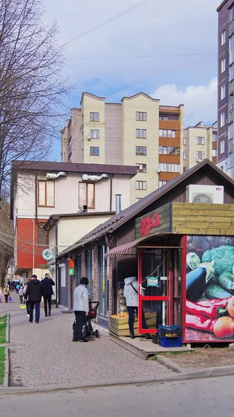 Ternopol 봄날에 도시의 거리에서 공생하는 광고와 테르노필은 여러분이살고 도시입니다 식료품 — 스톡 사진