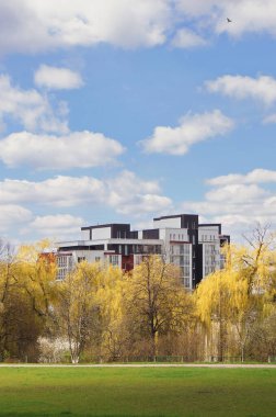 Spring Ternopil 'de. Ternopil renkli evler. Mavi Ternopil gökyüzünün altında. Ortakyaşamdaki doğa ve mimari. 