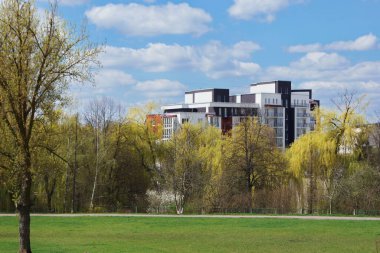 Spring Ternopil 'de. Ternopil renkli evler. Mavi Ternopil gökyüzünün altında. Ortakyaşamdaki doğa ve mimari. 