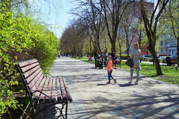 ウクライナを覆う明るい晴れた日 テルノピルはあなたが住んでいる街です 街の通りでは晴れた春の日 春の写真 — ストック写真