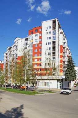  Ternopil yeni binalar. Bahar boyaları. Güneşli bir bahar gününde şehrin sokaklarında. Ternopil yaşadığın şehirdir. Parlak gökyüzünün altında. 