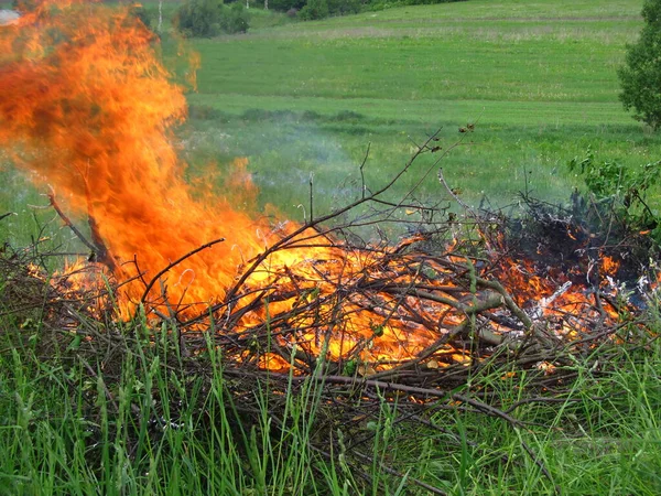 Ohnivý Plamen Prvky Přírody Službách Člověka Spalování Suchého Dřeva Slámy — Stock fotografie