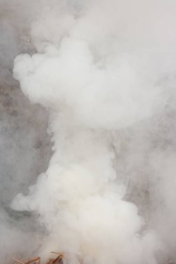 Telefon ve tabletler için ateş alan bir arka plan. Ateş ve duman. Ateş doğanın elementlerinden biridir. Ateş için odun ve saman yiyeceği. ateş fırını.